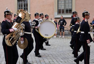 Stockholm, İsveç - 26 Haziran 2023 Stockholm, İsveç Kraliyet Sarayı 'nda muhafız seremonisinin değiştirilmesi