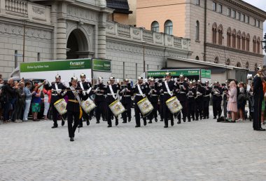 Stockholm, İsveç - 26 Haziran 2023 Stockholm, İsveç Kraliyet Sarayı 'nda muhafız seremonisinin değiştirilmesi