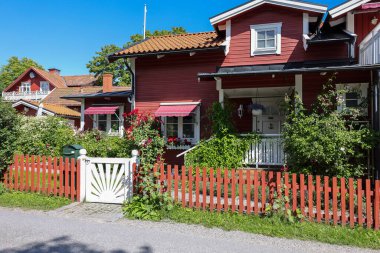 Stockholm takımadasındaki Vaxholmen adasında geleneksel ahşap İsveç evleri. İsveç