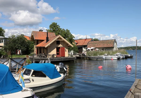 Vaxholm, İsveç - 27 Temmuz 2023: Stockholm takımadasındaki Vaxholmen adasında geleneksel ahşap İsveç evleri. İsveç