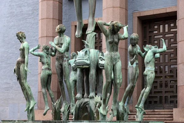瑞典斯德哥尔摩 2023年7月25日 Carl Milles在斯德哥尔摩音乐厅门前的青铜喷泉 免版税图库图片