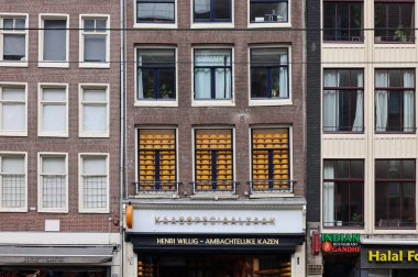 Amsterdam, Hollanda - 21 Nisan 2023: Amsterdam, Hollanda, Hollanda 'da Damrak Caddesi' ndeki tipik gengelli evler