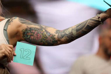 Krakow, Polonya - 11 Haziran 2022: Krakow 'daki 15. Dövme Fuarı' nda en iyi dövme yarışması sırasında kimliği belirsiz katılımcı. En prestijli dövme festivallerinden biri..