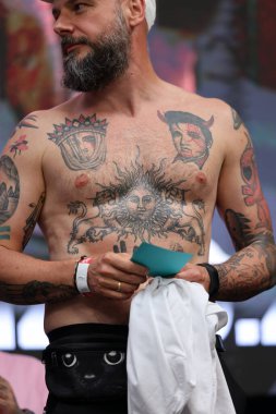 Krakow, Polonya - 11 Haziran 2022: Krakow 'daki 15. Dövme Fuarı' nda en iyi dövme yarışması sırasında kimliği belirsiz katılımcı. En prestijli dövme festivallerinden biri..