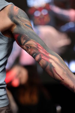 Krakow, Polonya - 12 Haziran 2022: Krakow 'daki 15. Dövme Fuarı' nda en iyi dövme yarışması sırasında kimliği belirsiz katılımcı. En prestijli dövme festivallerinden biri..