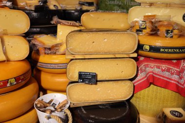 Gouda, the Nehterlands - 20 Nisan 2023: Hollanda 'nın Gouda kentindeki yerel peynir dükkanında geleneksel Hollanda peynirinin gösterimi