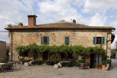 Monteriggioni, İtalya - 17 Eylül 2022: Monteriggioni 'deki Piazza Roma restoranı Tuscany, İtalya' da Siena yakınlarındaki ortaçağ duvarlı kasabası