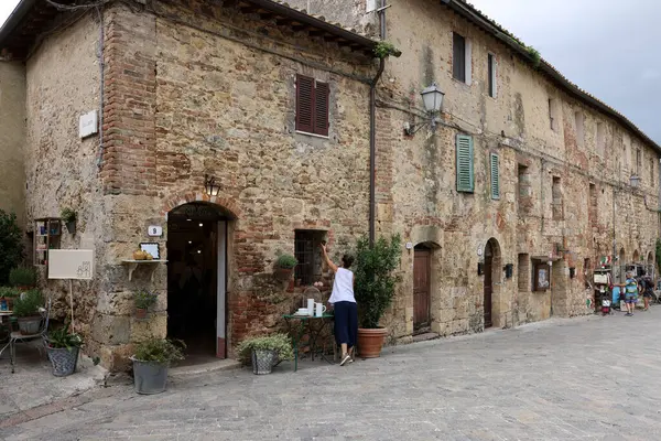 Monteriggioni, İtalya - 17 Eylül 2022: Monteriggioni 'de Picturesque Caddesi Tuscany, İtalya yakınlarındaki Siena' da ortaçağ duvarlı bir kasaba