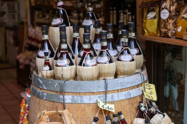 San Gimignano, İtalya - 17 Eylül 2022: San Gimignano, Toskana 'nın tarihi merkezinde yerel ve tipik İtalyan ürünleri satan bir dükkan.