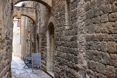 San Gimignano, İtalya - 17 Eylül 2022 San Gimignano sokaklarının ortaçağ atmosferi. Toskana, İtalya
