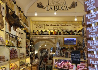 San Gimignano, İtalya - 17 Eylül 2022: San Gimignano, Toskana 'nın tarihi merkezinde yerel ve tipik İtalyan ürünleri satan bir dükkan.