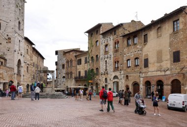 San Gimignano, İtalya - 17 Eylül 2022: Piazza della Cisterna, San Gimignano, Toskana, İtalya