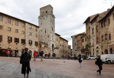 San Gimignano, İtalya - 17 Eylül 2022: Piazza della Cisterna, San Gimignano, Toskana, İtalya