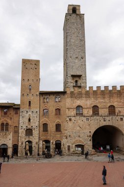San Gimignano, İtalya - 17 Eylül 2022: Palazzo Vecchio del Podesta ve Rognosa Kulesi, San Gimignano Piazza del Duomo 'daki Podesta Kulesi olarak da bilinir..