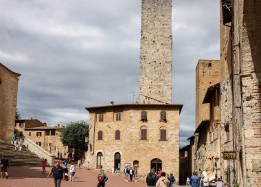 San Gimignano, İtalya - 17 Eylül 2022 San Gimignano Piazza Duomo. Toskana, İtalya