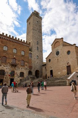 San Gimignano, İtalya - 17 Eylül 2022: Collegiata ve Palazzo Comunale, San Gimignano Piazza Duomo 'daki Palazzo del Popolo olarak da bilinir. Toskana, İtalya