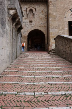 San Gimignano, İtalya - 17 Eylül 2022: Palazzo Comunale 'in avlusuna giriş, San Gimignano' daki Palazzo del Popolo olarak da bilinir. Toskana, İtalya