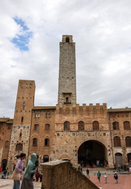San Gimignano, İtalya - 17 Eylül 2022: Palazzo Vecchio del Podesta ve Rognosa Kulesi, San Gimignano Piazza del Duomo 'daki Podesta Kulesi olarak da bilinir..