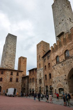 San Gimignano, İtalya - 17 Eylül 2022 San Gimignano Piazza Duomo. Toskana, İtalya