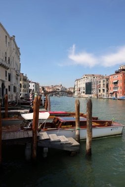 Venedik, İtalya - 5 Eylül 2022 Venedik 'teki Canal Grande' de ahşap demirleme direği. İtalya