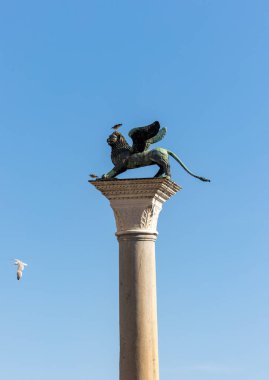 Venedik 'teki Piazzetta San Marco' da bulunan uzun bir sütuna yerleştirilmiş Chimera heykeli. İtalya