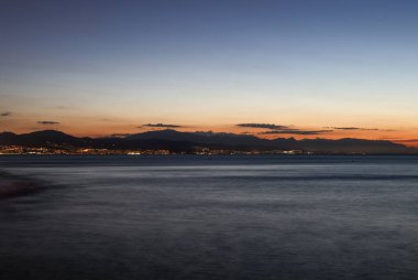 Güneş doğmadan hemen önce Torremolinos 'tan Malaga' ya doğru görüntü. Costa del Sol, İspanya.