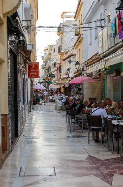 Torremolinos, İspanya - 9 Eylül 2023: La Carihuela, Torremolinos, Costa Del Sol, İspanya 'daki bir yaya bölgesinde mağazalar, barlar, kafeler ve restoranlar