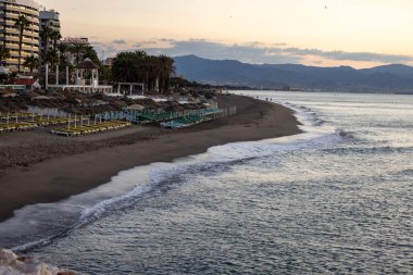 Torremolinos 'ta güneş doğarken Bajondillo Sahili manzarası. Costa del Sol, İspanya.