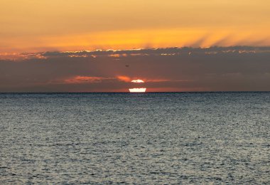 Akdeniz 'in üzerinde gün doğumu Torremolinos sahilinden görülüyor. Costa del Sol, İspanya