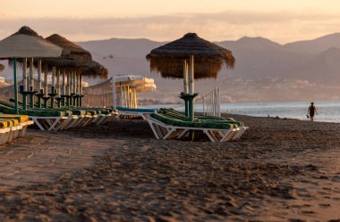 Torremolinos 'ta güneş doğarken Bajondillo Sahili manzarası. Costa del Sol, İspanya.