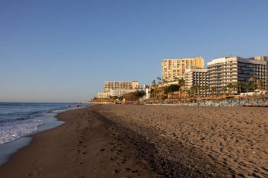 Torremolinos, İspanya - 12 Eylül 2023: gündoğumunda Bajondillo Sahili ve Torremolinos 'taki otellerin görüntüsü. Costa del Sol, İspanya.