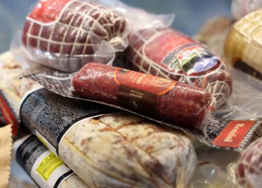 Cracow, Polonya - 3 Kasım 2021: Tipik İtalyan et ürünlerinin Enoexpo ve Gastro Gıda 'da sunumu - Yiyecek ve İçecek Karşılığında Ticaret Fuarı