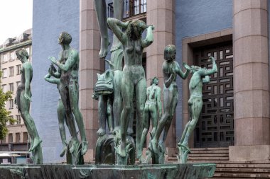 Stockholm, İsveç - 25 Temmuz 2023 Bronz Çeşme, Carl Milles 'in Orfeus-brunnen' i Stockholm Konser Salonu 'nun girişinin önünde.