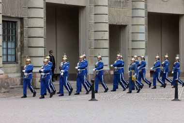 Stockholm, İsveç - 26 Haziran 2023 Stockholm, İsveç Kraliyet Sarayı 'nda muhafız seremonisinin değiştirilmesi