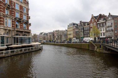 Amsterdam, Hollanda - 21 Nisan 2023: Amsterdam, Hollanda, Hollanda 'da Rokin Kanalı, Oude Turfmarkt Caddesi.