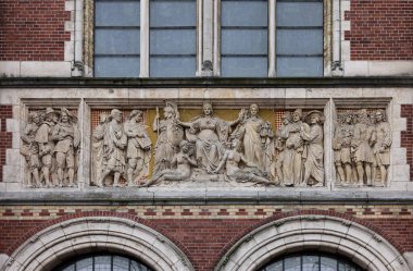 Hollanda, Amsterdam 'daki Rijksmuseum' un ön cephesinde Bas-reefs