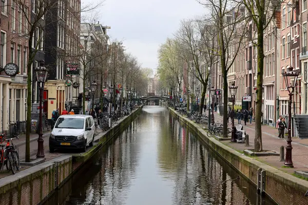 Amsterdam, Hollanda - 21 Nisan 2023: De Wallen - genelev bölgesi olarak adlandırıldı. Eğlence karakteri ile ünlüdür: kanallar boyunca yer alan kardeşler, kahve dükkanları, barlar ve restoranlar.