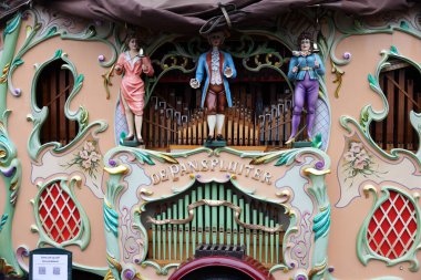 Gouda, the Nehterlands - 20 Nisan 2023: Geleneksel Hollanda sokak fıçısı organı Gouda, Nehterland 'deki peynir pazarında Pansfluiter adını verdi.