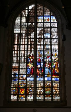 Gouda, the Nehterlands - 20 Nisan 2023: Lekeli cam pencere İsa ve Claes Wytmans 'ın Hollanda, Gouda' daki Sint Janskerk 'te zina yapan kadını 