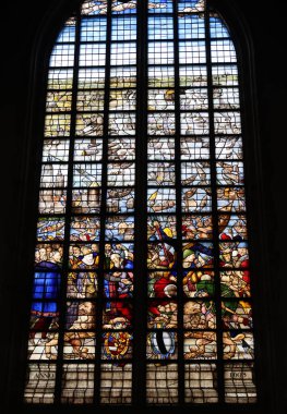 Gouda, the Nehterlands - 20 Nisan 2023: Leiden 'ın Lekeli Cam Penceresi Gouda, Nehterland' deki Sint Janskerk 'te Isaac van Swanenburg tarafından sona eriyor. 