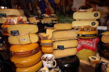 Gouda, the Nehterlands - 20 Nisan 2023: Hollanda 'nın Gouda kentindeki yerel peynir dükkanında geleneksel Hollanda peynirinin gösterimi