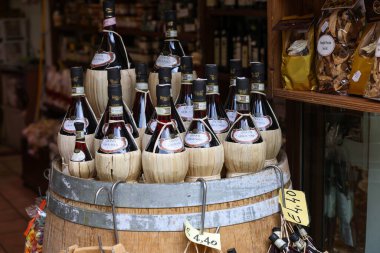 San Gimignano, İtalya - 17 Eylül 2022: San Gimignano, Toskana 'nın tarihi merkezinde yerel ve tipik İtalyan ürünleri satan bir dükkan.