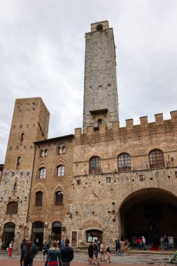 San Gimignano, İtalya - 17 Eylül 2022: Palazzo Vecchio del Podesta ve Rognosa Kulesi, San Gimignano Piazza del Duomo 'daki Podesta Kulesi olarak da bilinir..