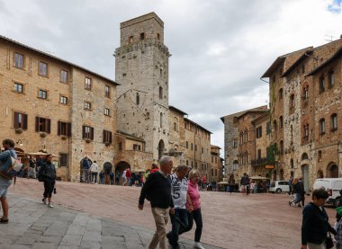 San Gimignano, İtalya - 17 Eylül 2022: Piazza della Cisterna, San Gimignano, Toskana, İtalya