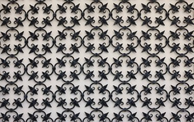 İşlenmiş demirle rendelenmiş eski bir pencerenin ayrıntıları. Venedik, İtalya, 