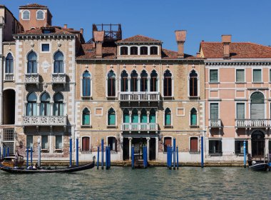 Venedik, İtalya - 5 Eylül 2022: Venedik 'in San Marco bölgesindeki Büyük Kanal boyunca uzanan sarayların ve güzel evlerin Punta della Dogana' sından görüntüler