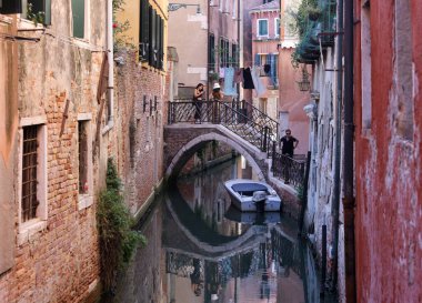 Venedik, İtalya - 5 Eylül 2022: Venedik 'in San Marco bölgesindeki köprülerden geçen romantik dar kanallar