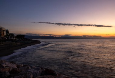 Torremolinos 'taki Bajondillo sahili, güneş doğmadan hemen önce. Costa del Sol, İspanya