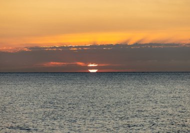 Akdeniz 'in üzerinde gün doğumu Torremolinos sahilinden görülüyor. Costa del Sol, İspanya