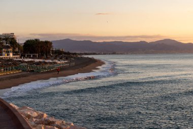 Torremolinos 'ta güneş doğarken Bajondillo Sahili manzarası. Costa del Sol, İspanya.